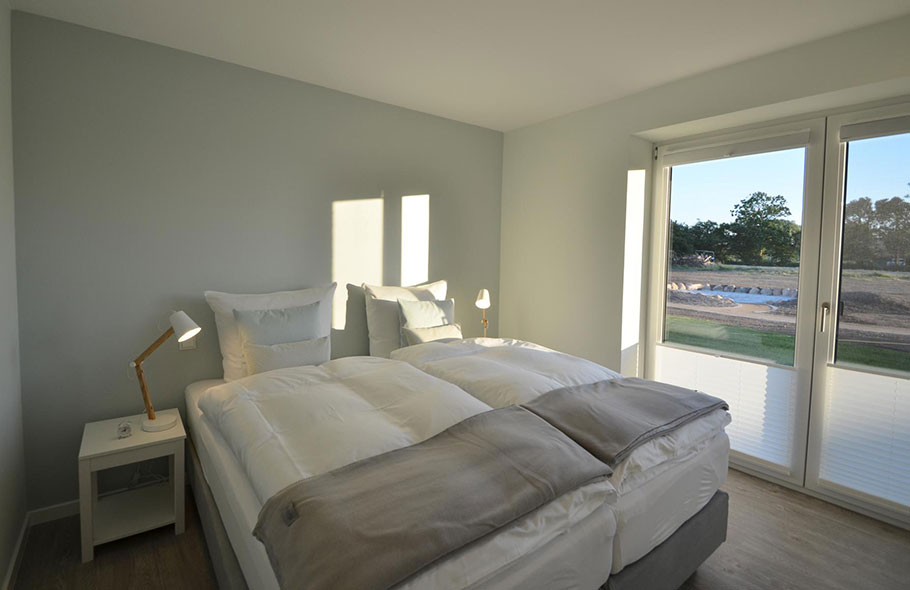 Schlafzimmer II - mit Boxspringbetten (180x200cm) und Daunendecken (155x220cm)