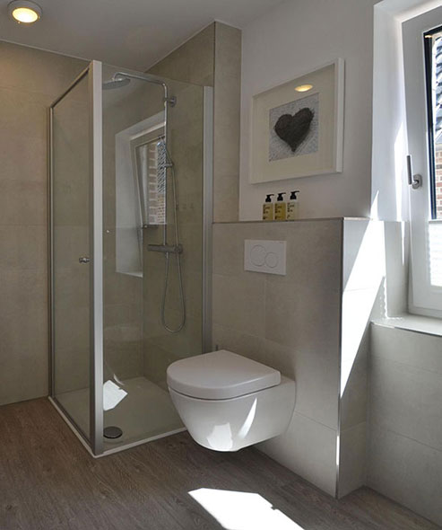 Badezimmer II mit Regendusche, Handtuchheizkörper, Waschmaschine und Trockner
